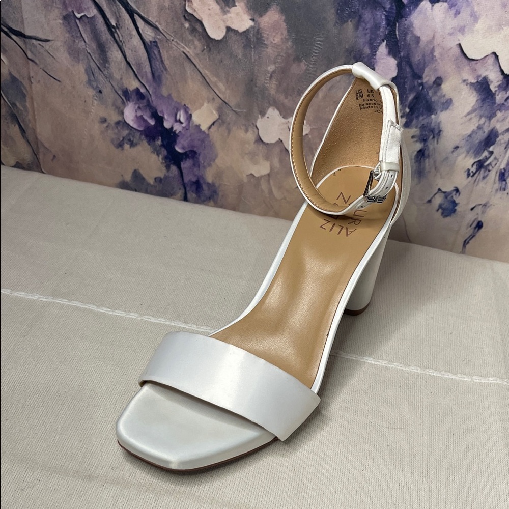 Elegant White Block Heel Sandals - Picture 6 of 10